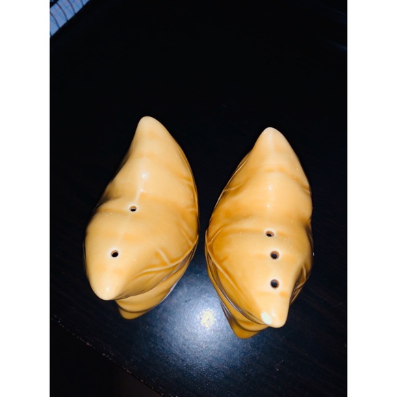 Yellow Leaf Salt & Pepper Shakers 🍁 - Picture 7 of 9
